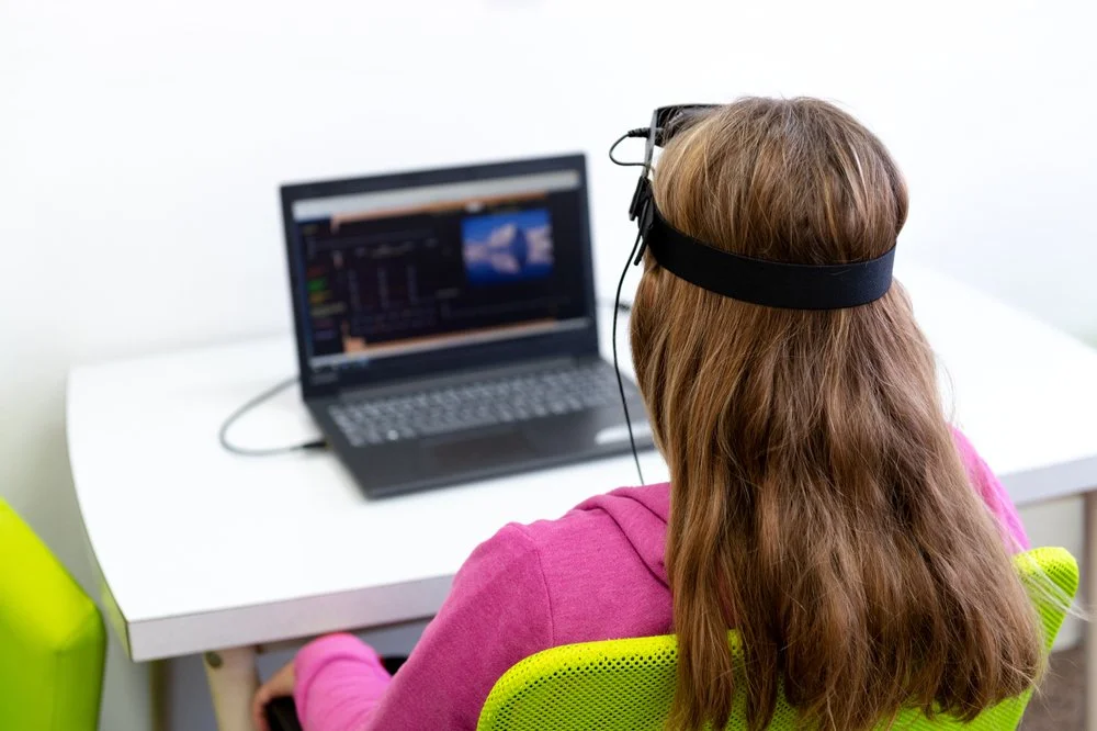 EEG+neurofeedback - Frau wird behandelt
